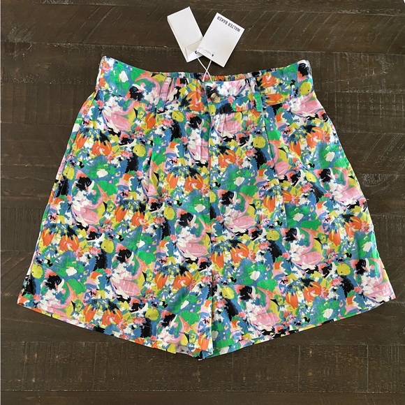 NWT Walter Baker Marcia Shorts in Fiesta Floral Sz M
Fun Feminine Chic Trend - Picture 2 of 11